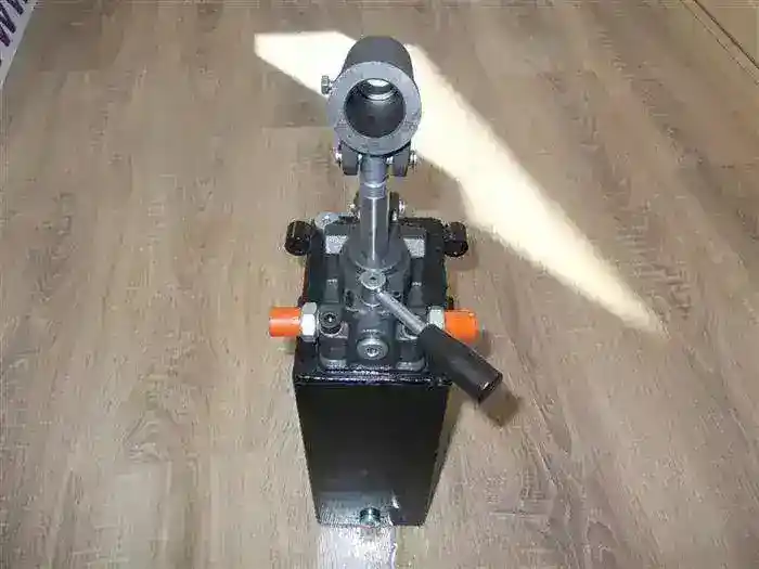 Pompa hidraulica manuala cu rezervor de 3 litri dublu efect