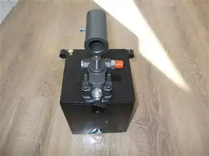 Pompa hidraulica manuala simplu efect rezervor de 10 litri