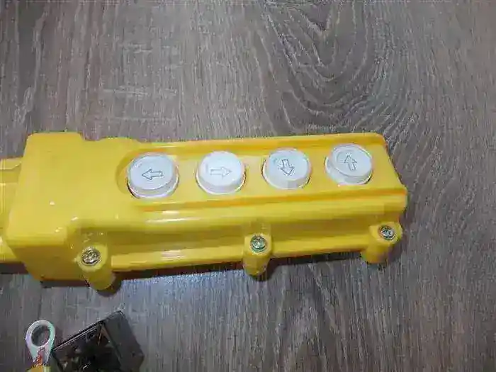Telecomanda cu patru butoane 12-24 VDC
