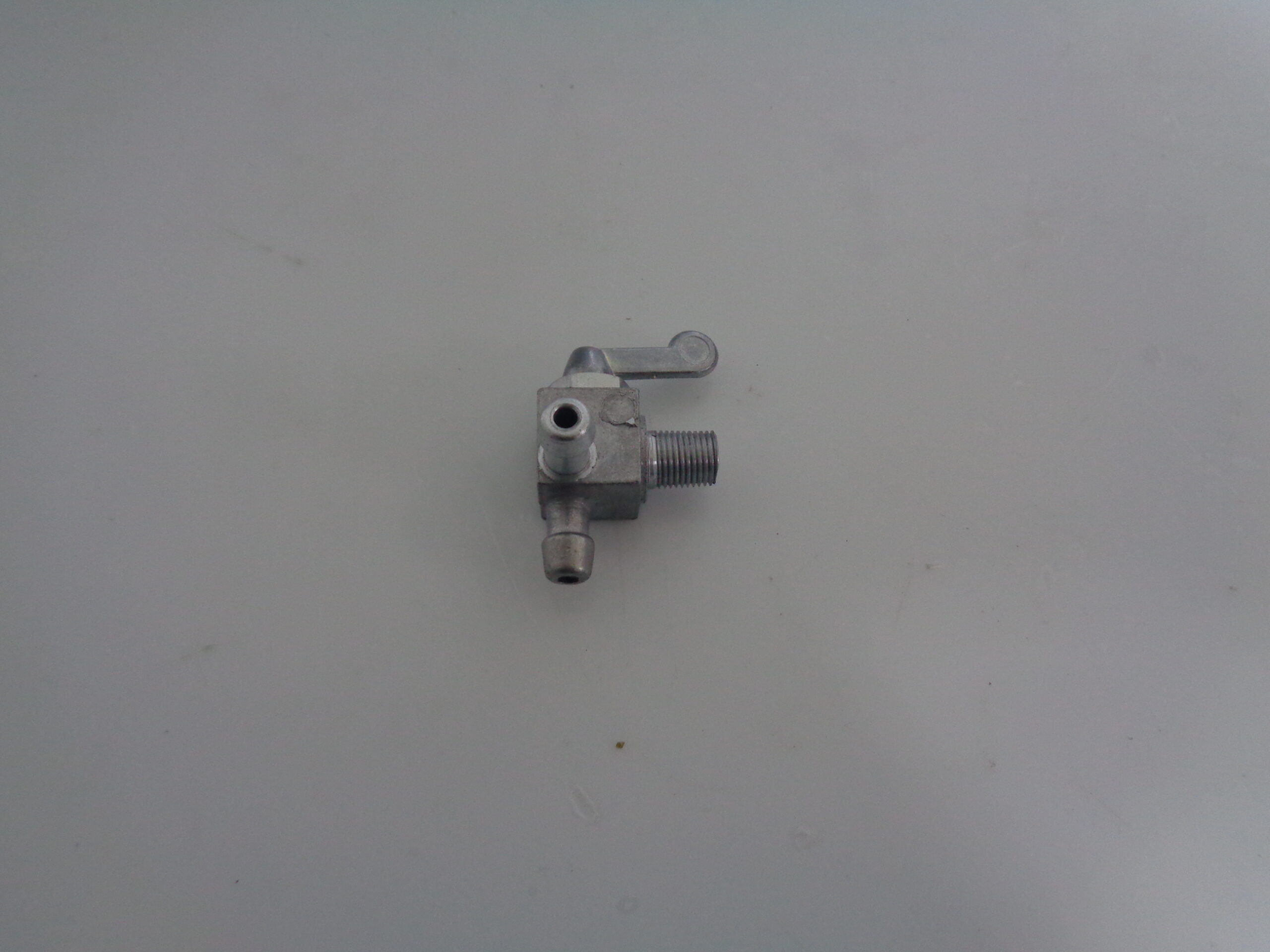 Robinet intermotor lombardini cu diametrul de 6 mm doua cai filet M10X1