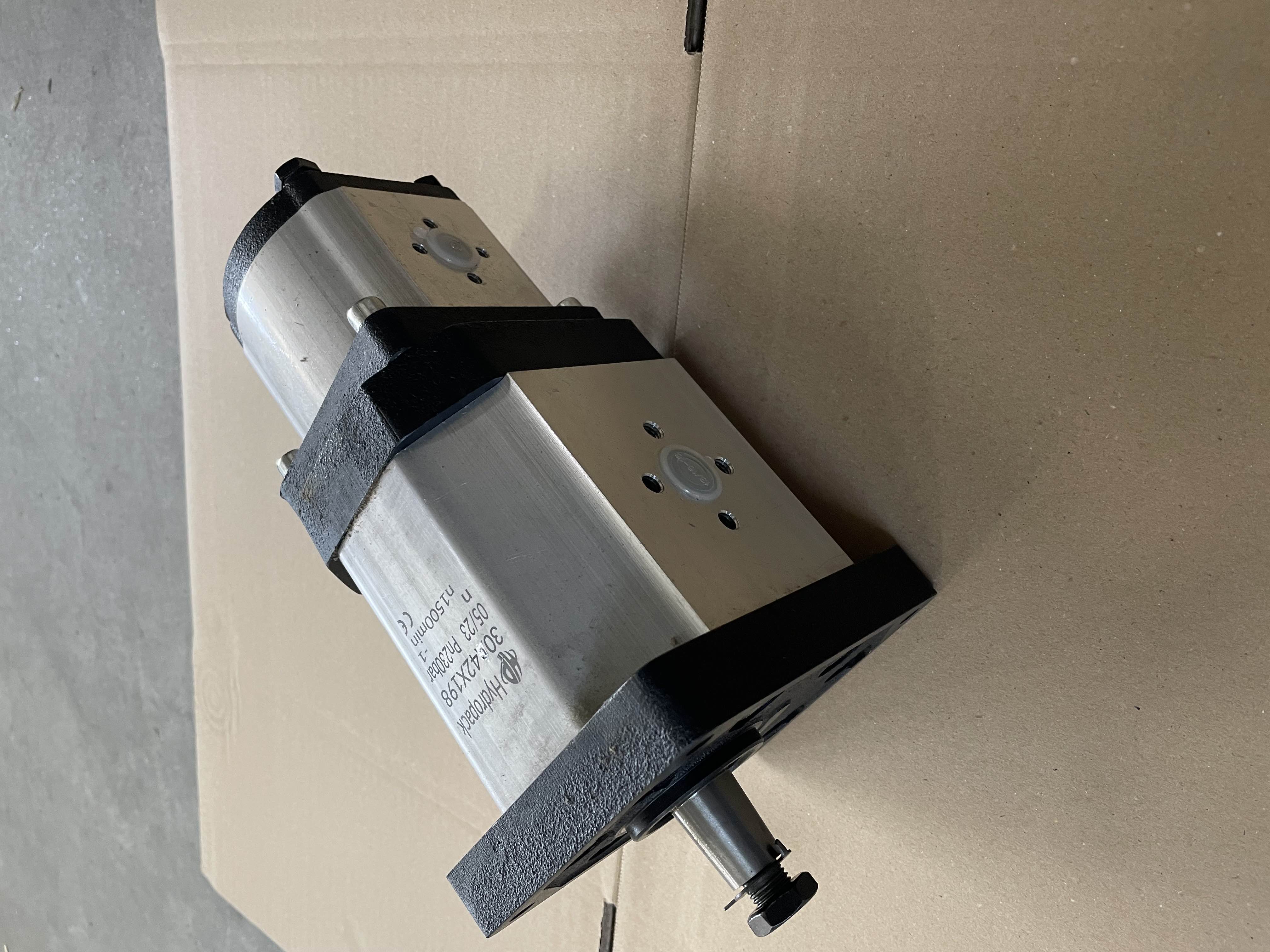 Pompa hidraulica dubla grupul 3 de 42 cc si grupul 2 19 cc sens rotatie dreapta 42/19 cc