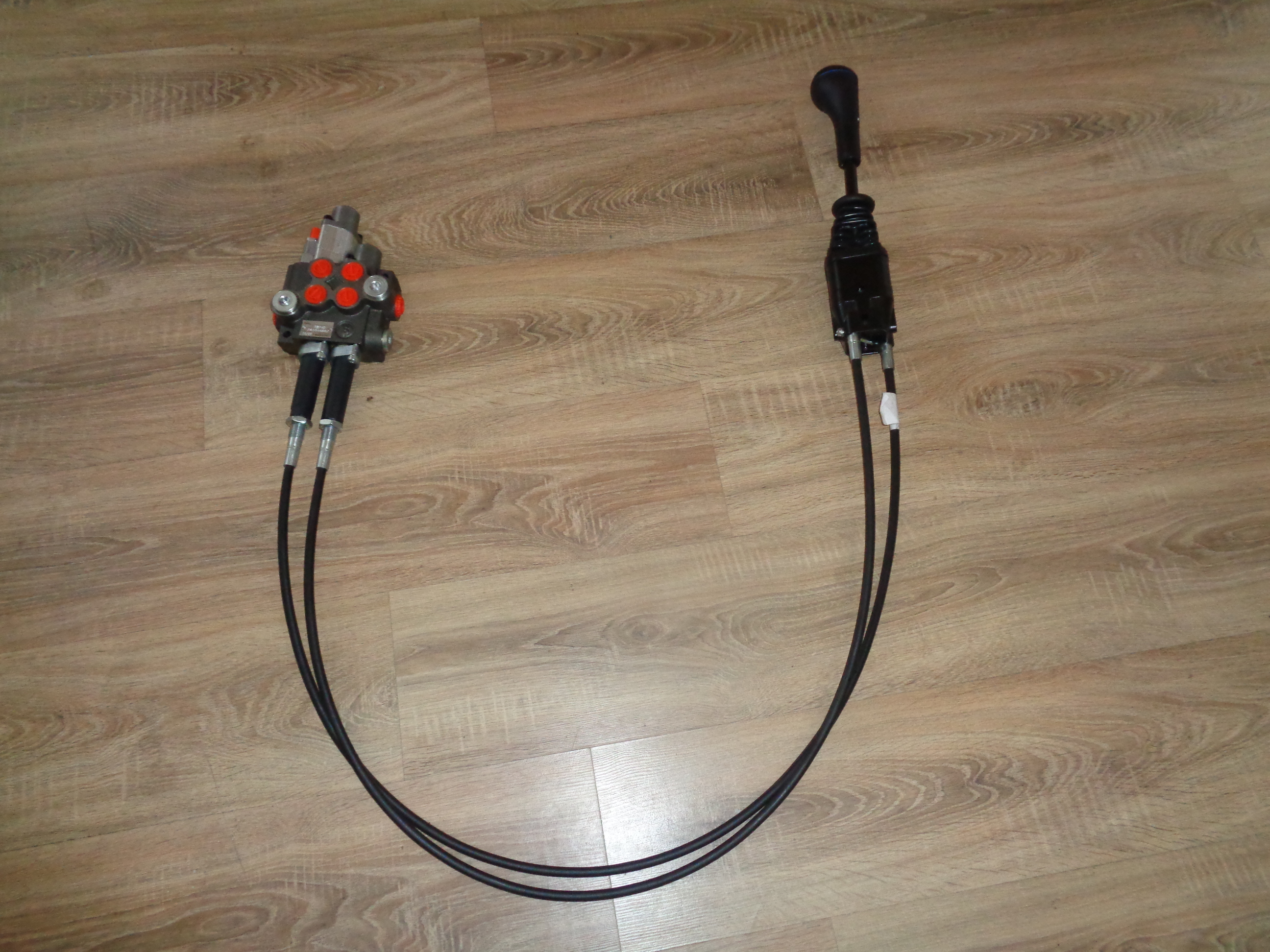 Distribuitor cu flotant pentru incarcator frontal cu cabluri de 1,5 metri 