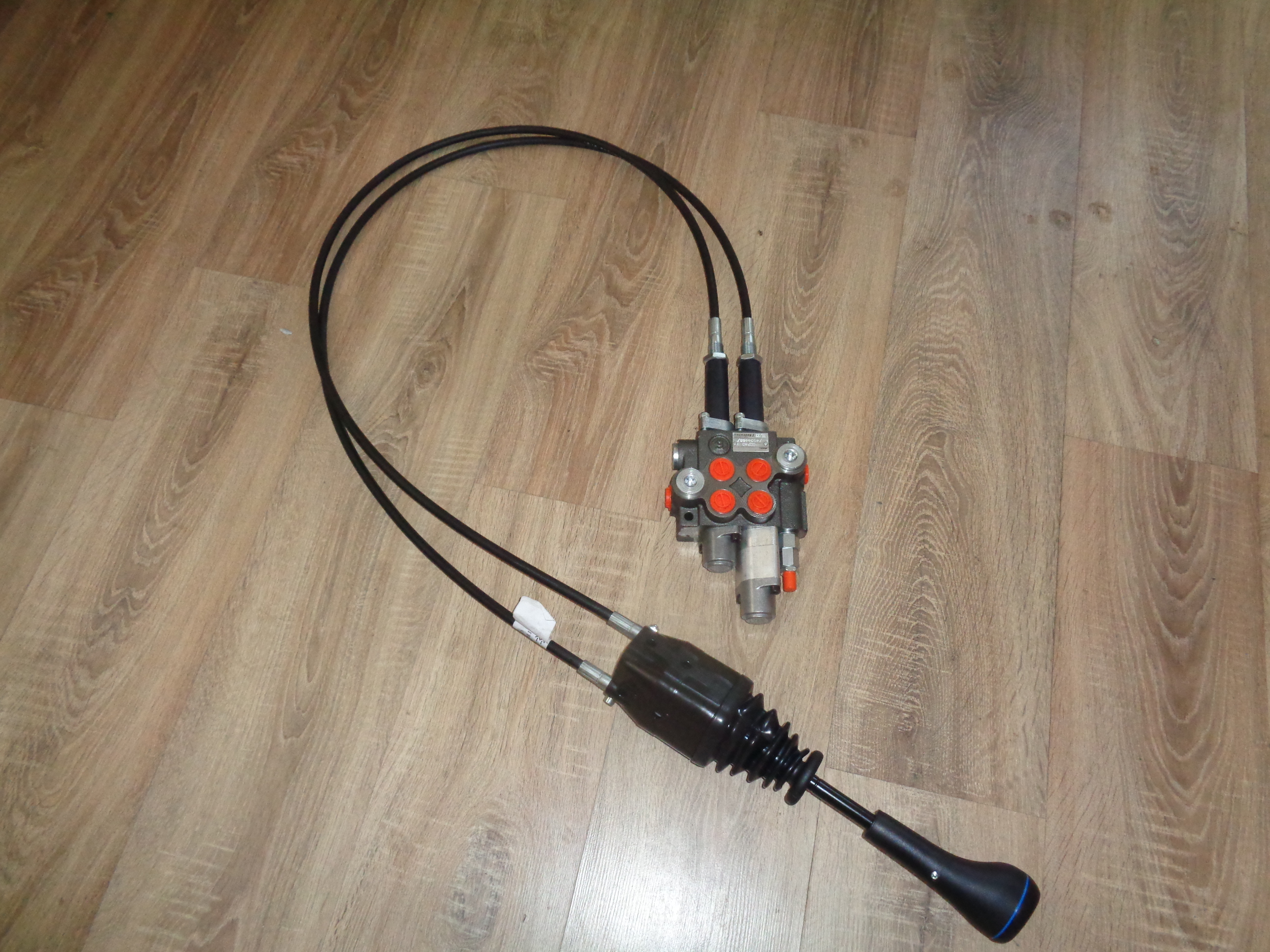 Distribuitor cu flotant pentru incarcator frontal cu cabluri de 1,5 metri 