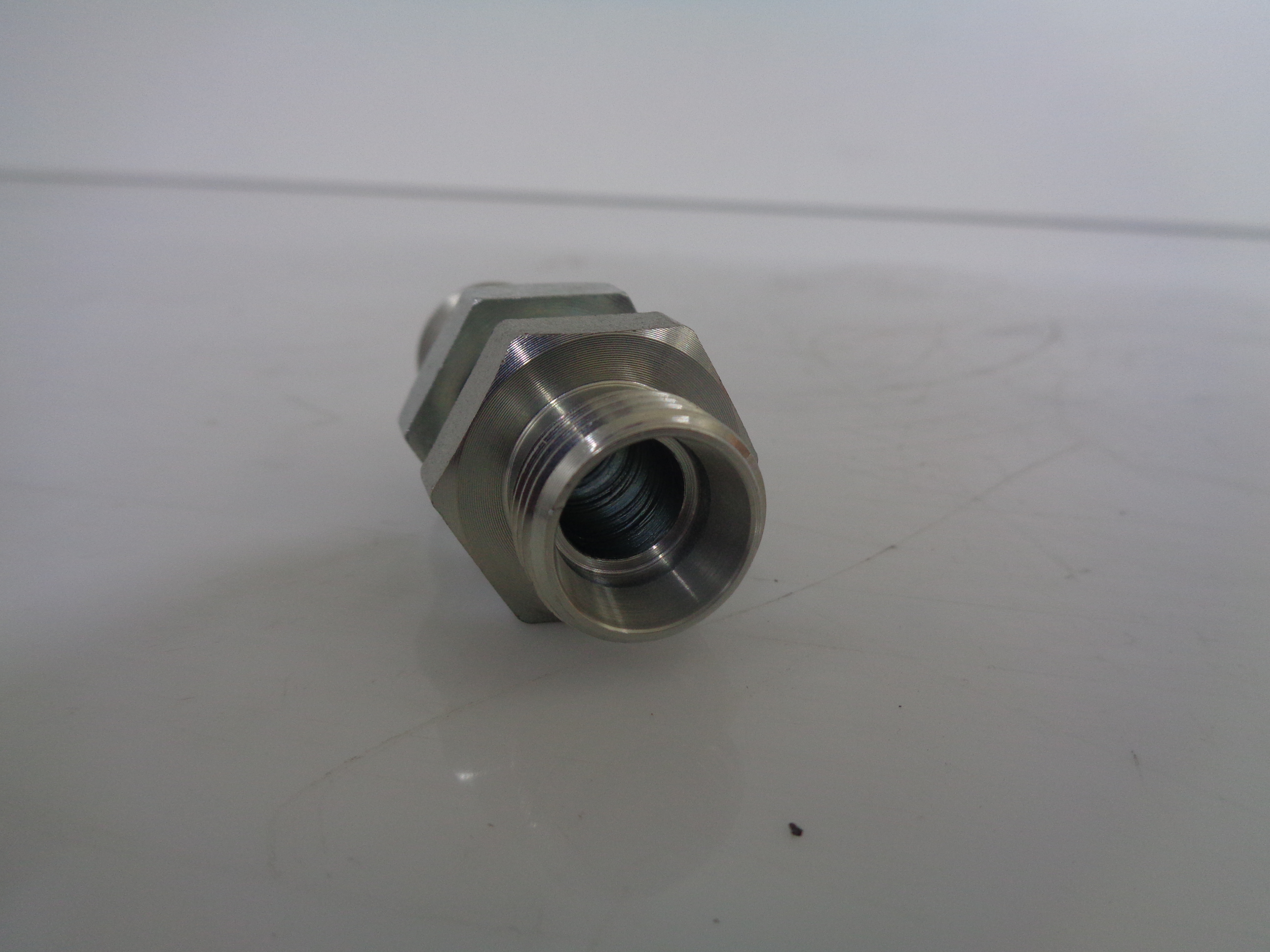 Niplu Trecere filet M18x1,5 con 24° pentru teava de 12 mm