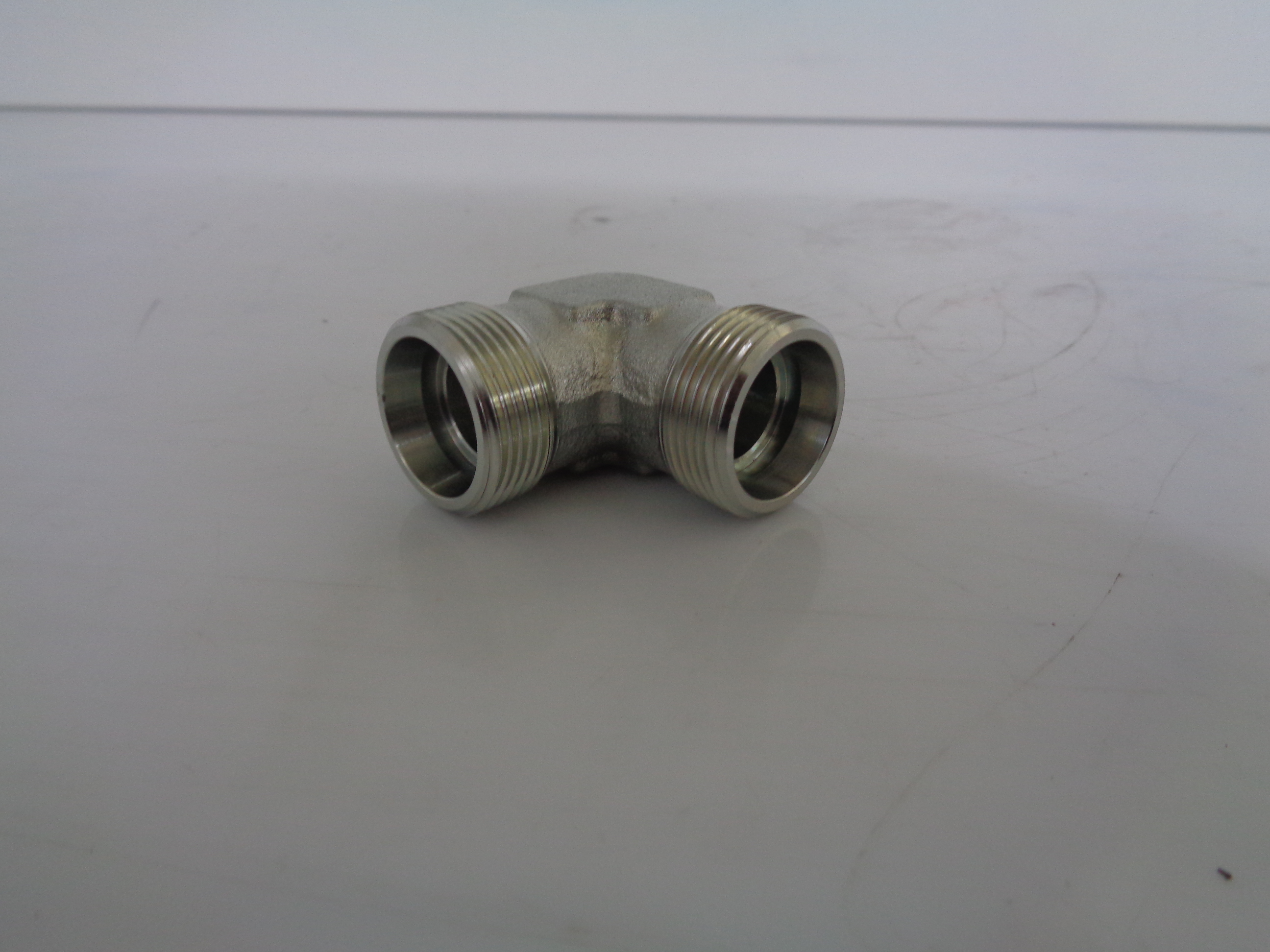 Cot 90° pentru teava de L18 mm filet exterior fara piulita si inel