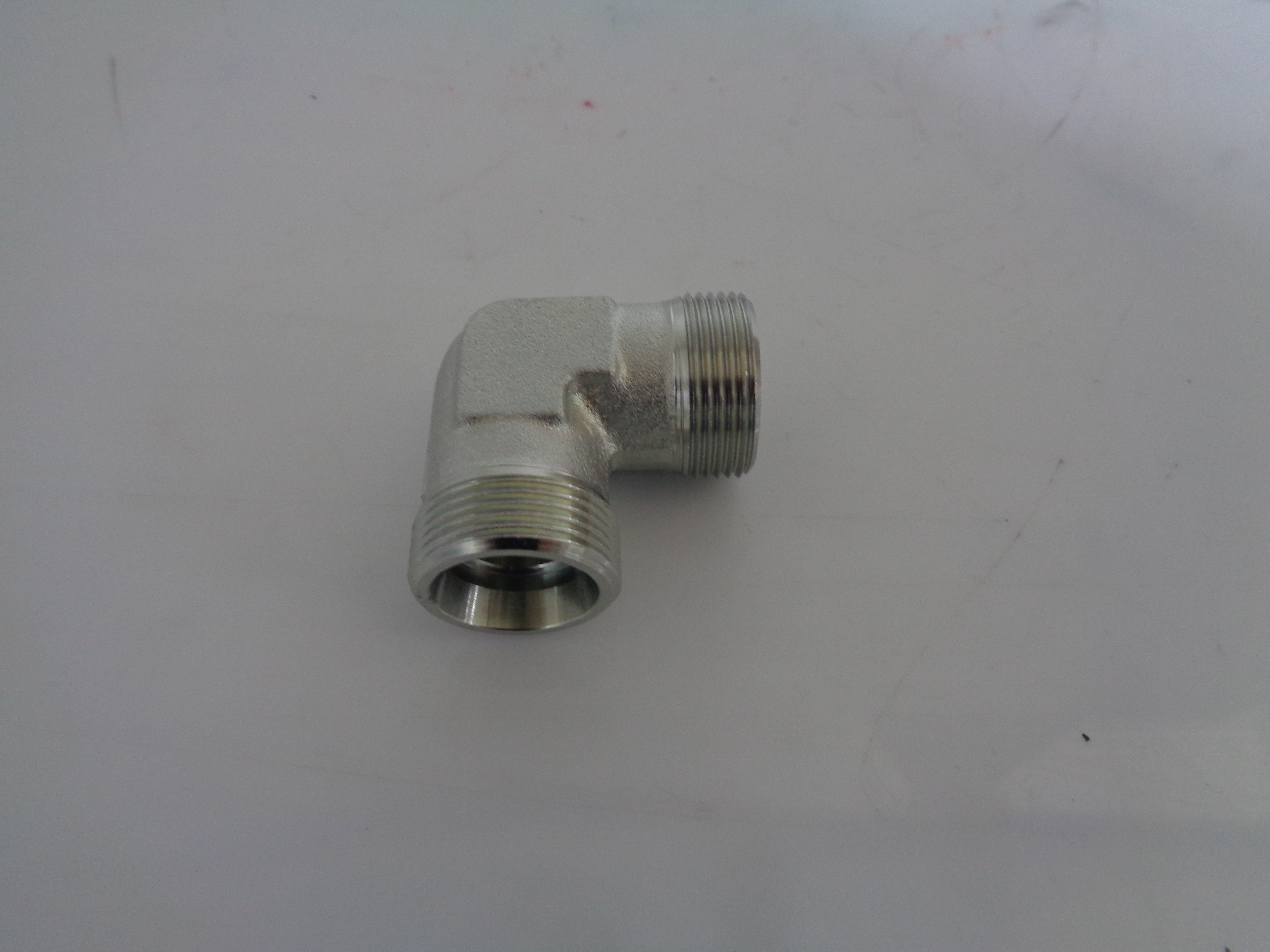 Cot 90° pentru teava de L18 mm filet exterior fara piulita si inel