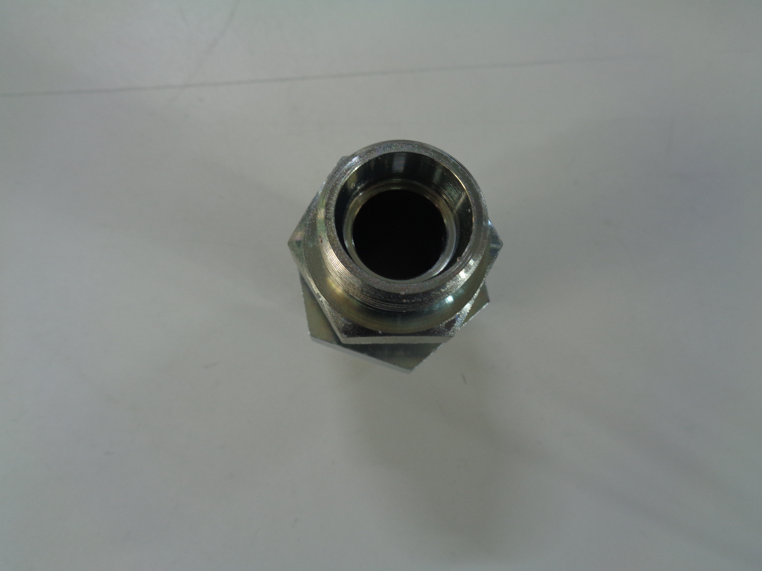 Niplu Trecere filet M26x1,5 con 24° pentru teava de 18 mm