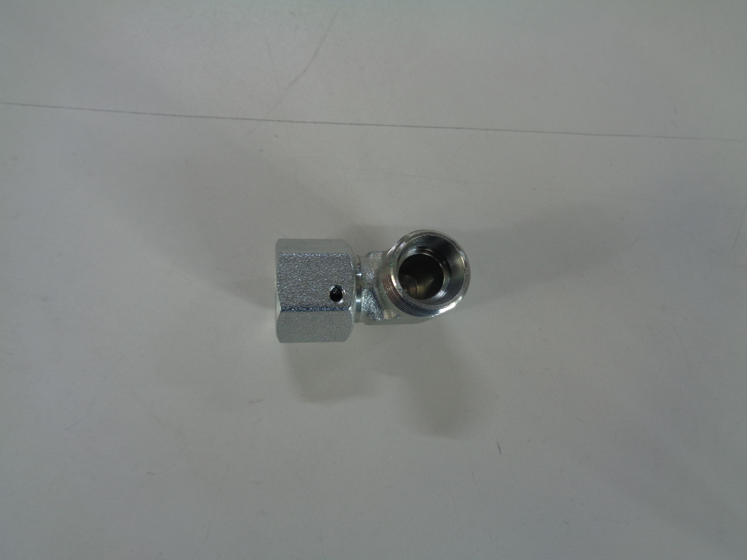 Cot 90° pentru teava de L12 mm filet exterior fara piulita si inel si piulita presata 