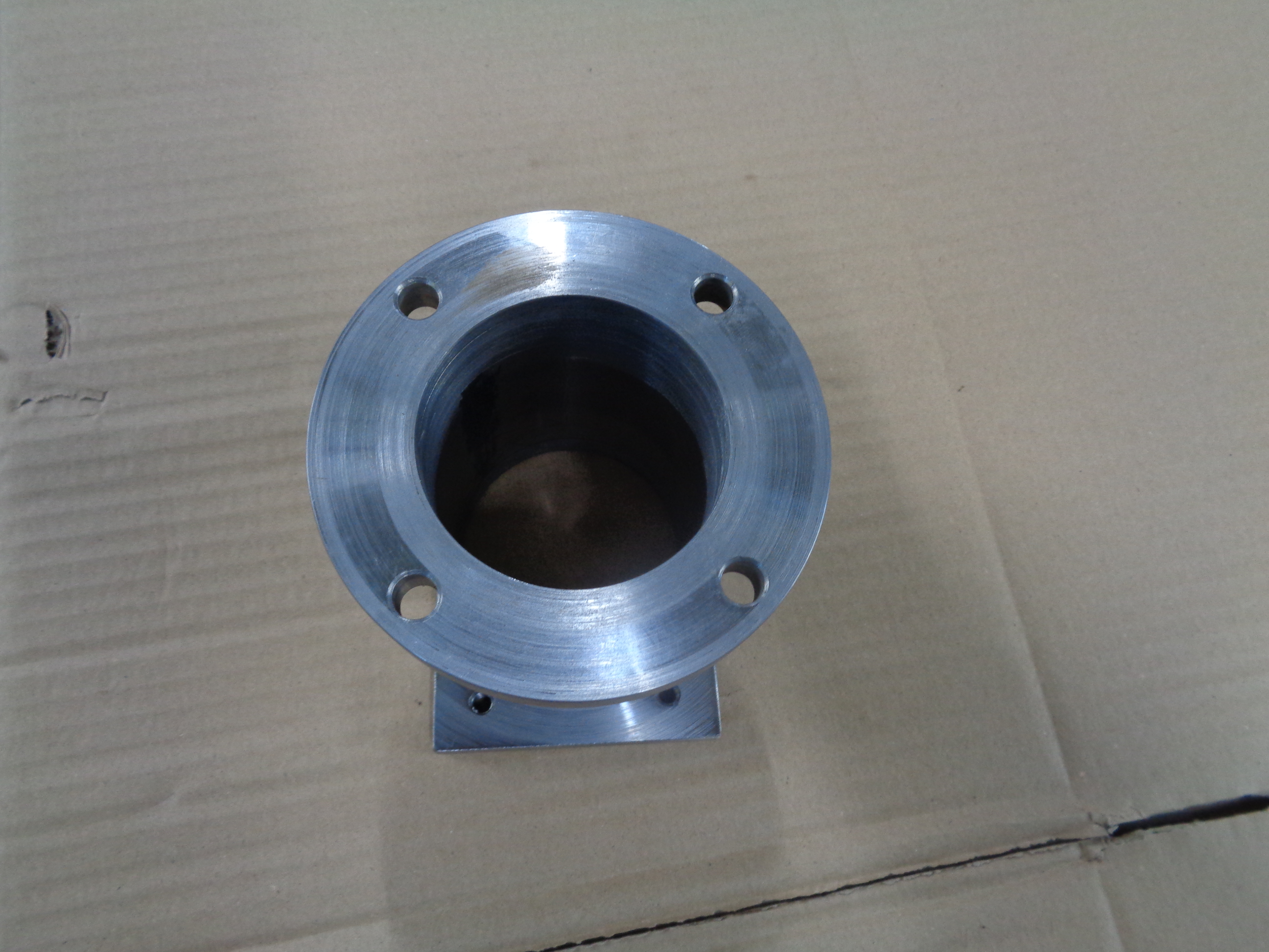 Lanterna – carcasa pentru grup pe benzina si pompa hidraulica grupul 1 din otel cu distanta intre gaurile de prinde la motor termic de 65 mm si pompa hidraulica cu distanta intre gauri de 72 mm x 52,4 mm si lungimea de 100mm.