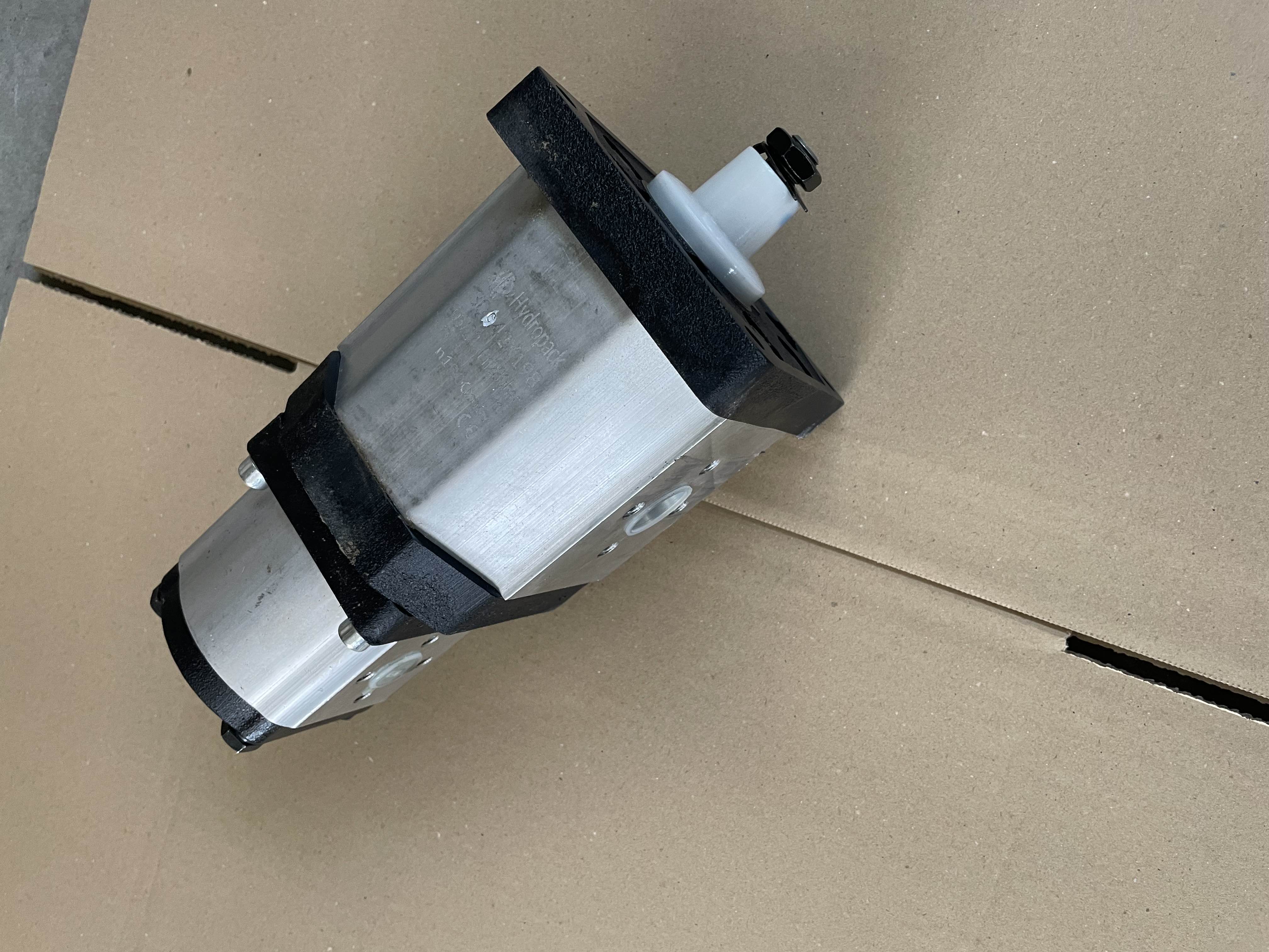 Pompa hidraulica dubla grupul 3 de 46 cc si grupul 2 16 cc sens rotatie dreapta 46/16 cc