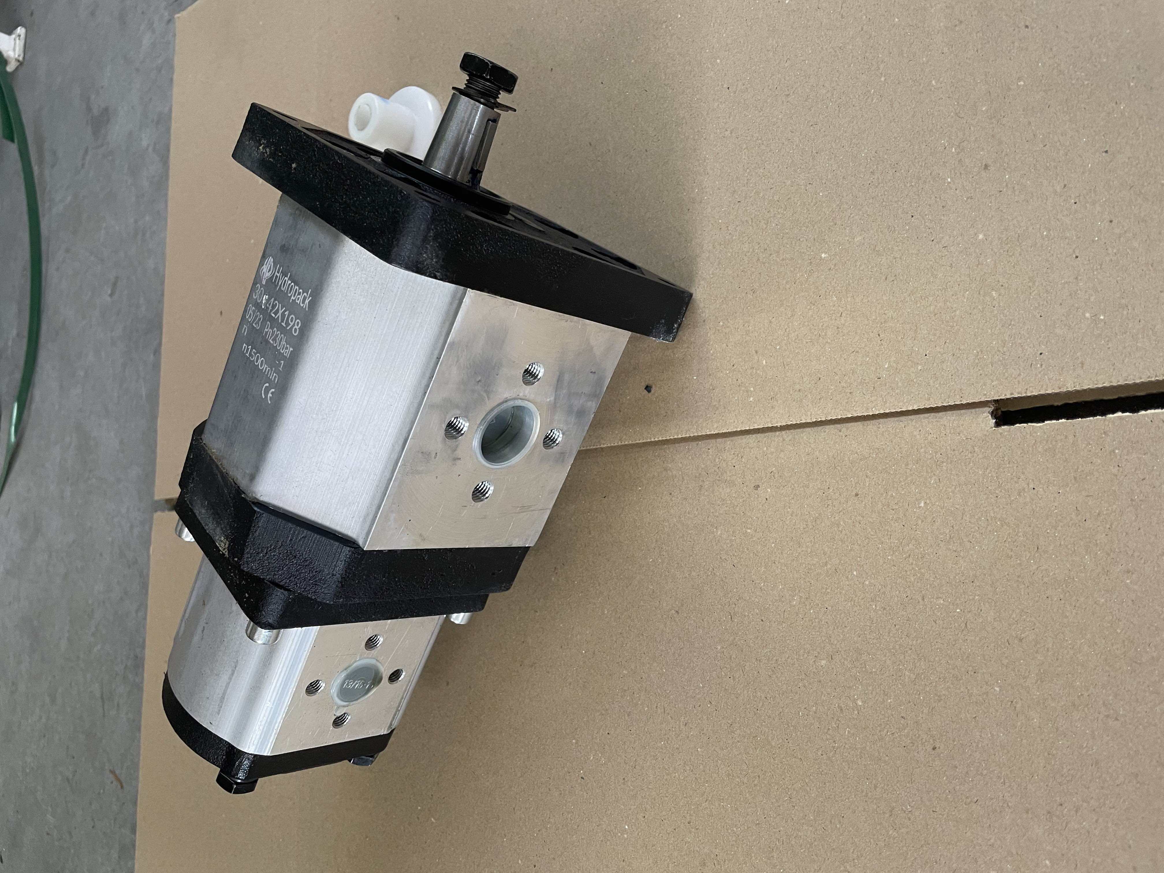 Pompa hidraulica dubla grupul 3 de 46 cc si grupul 2 16 cc sens rotatie dreapta 46/16 cc