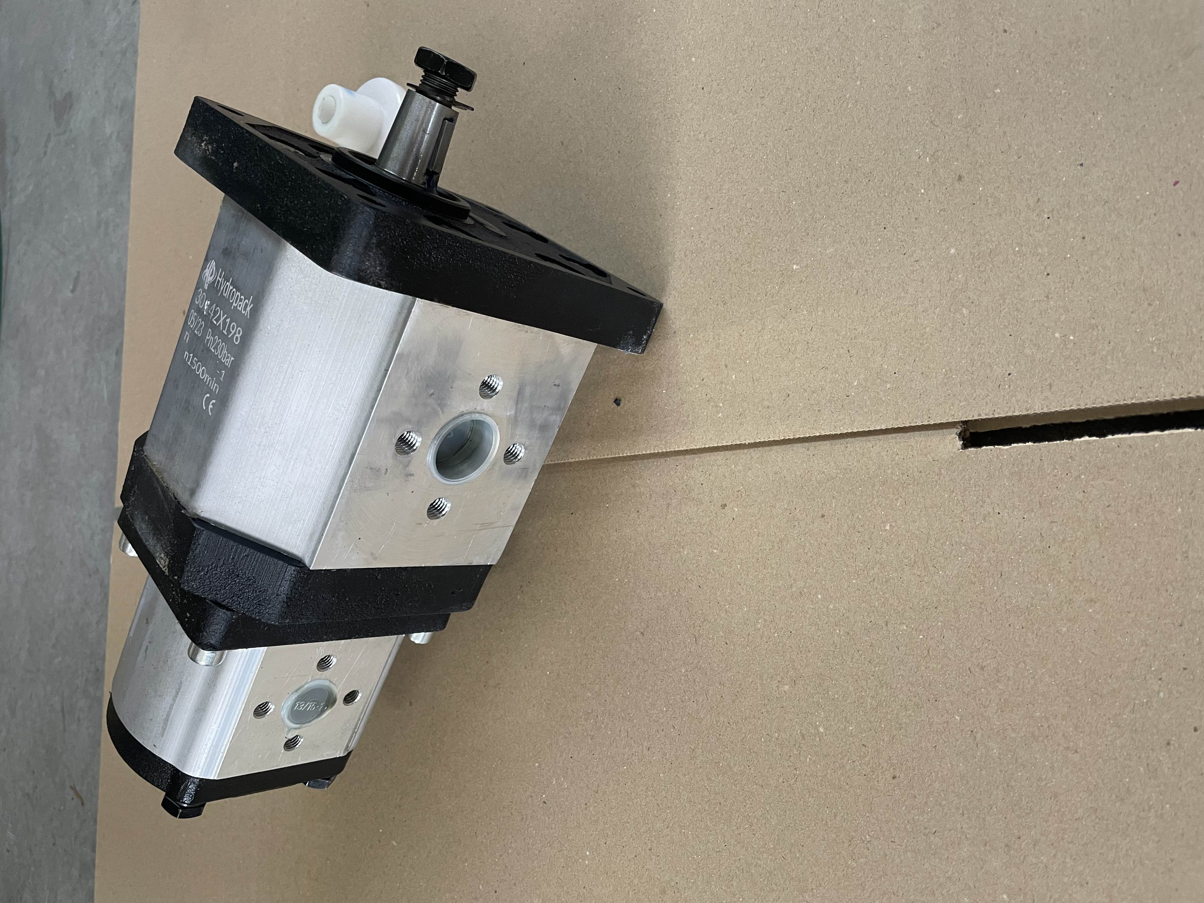 Pompa hidraulica dubla grupul 3 de 46 cc si grupul 2 16 cc sens rotatie dreapta 46/16 cc